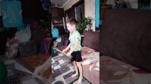 мальчик один дома