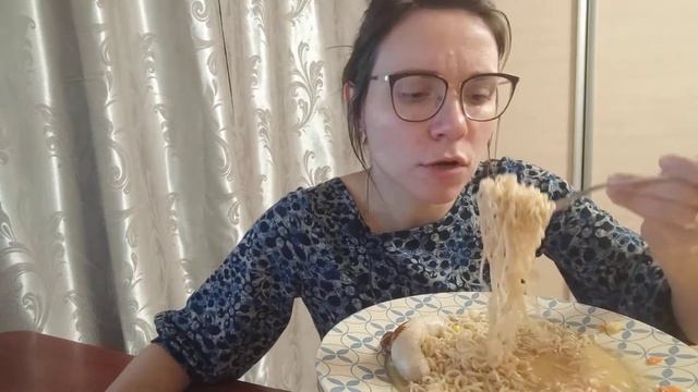 Мукбанг: тайская лапша-2 и куриная сосисочка под "Иронию судьбы" смотреть онлайн