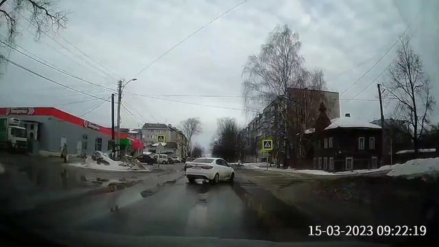 В Кимрах водитель перегородил дорогу и помог упавшей женщине смотреть онлайн