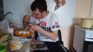 Как пить деревенские сырые Яица! Пью сырые Яйца. Выпил.