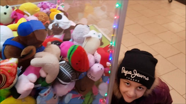 Выиграли две классные игрушки в автомате