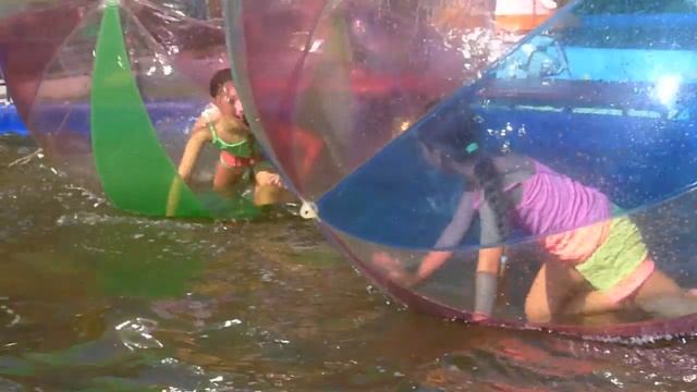 Ногинск — Городской парк — Дети в Шаре! - Водный Аттракцион Zorb ? Шар на воде смотреть онлайн