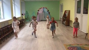 Танец бабочек, в детском саду. Девочки 4-5 лет