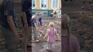 Превращение нормальных детей в мокрых куриц  #петергоф #фонтаны #развлечениядетей#юмордети