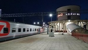 ТЭП70-0198 с поездом № 87 отправляется со станции Бологое-Московское