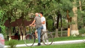 ЗАДАЮ САМЫЕ ТУПЫЕ ВОПРОСЫ ПРОХОЖИМ/РЕАКЦИЯ ЛЮДЕЙ/ПРАНК/ГОРОД БЕКАБАД