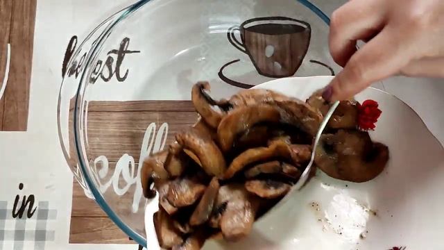 Курица в сметанном соусе с грибами в духовке.