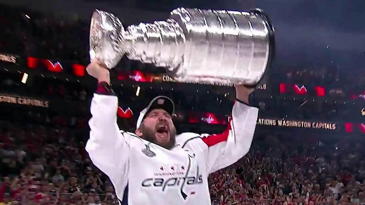 Хоккеист Александр Овечкин вместе со своей командой Washington Capitals выиграл кубок Стэнли