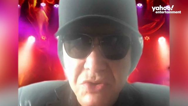 Gene Simmons on his new line of Gibson guitars: "A good kick in the nuts" смотреть онлайн