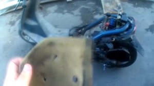 Обслуживание скутера Honda Dio AF 18 (замена лампочки и чистка фильтра)
