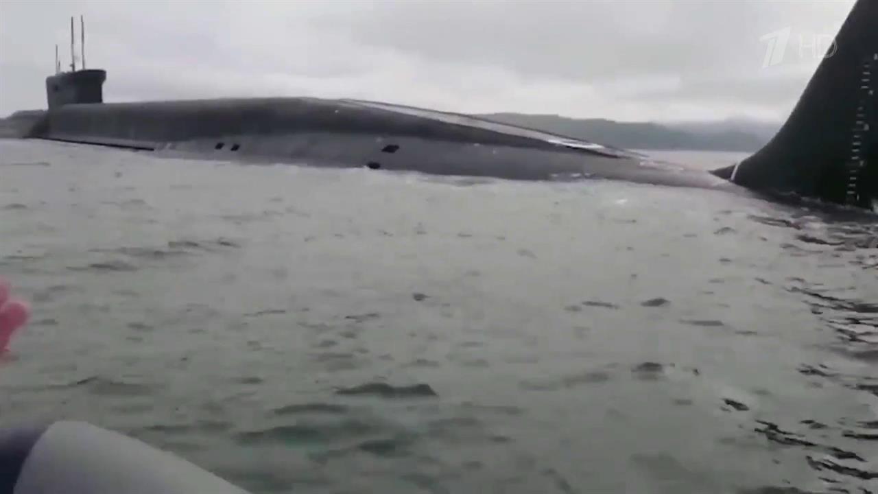 В Охотском море граждане ловили рыбу, а поймали подлодку