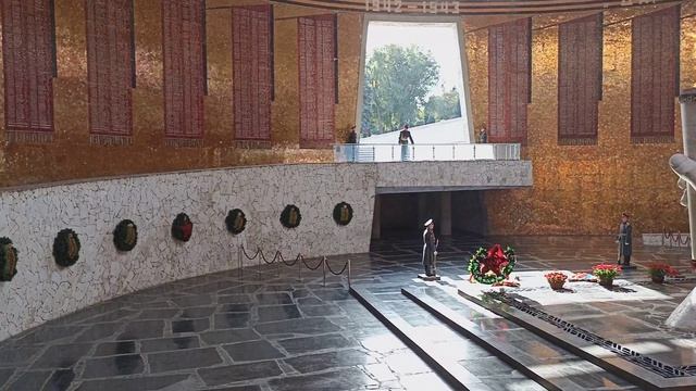 Смена Почётного Караула в Пантеоне Славы Мамаев Курган, Волгоград, 11 октября 2023 года 14:00 часов смотреть онлайн