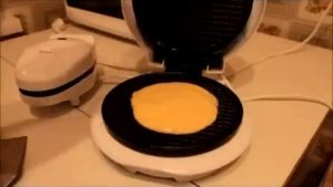 Процесс приготовления вафель в вафельнице