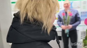 Утром 7 марта мужчины Бугульминского механического завода встретили своих коллег-женщин цветами и те