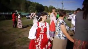 Руская народная игра 'Селезень утку загонял'