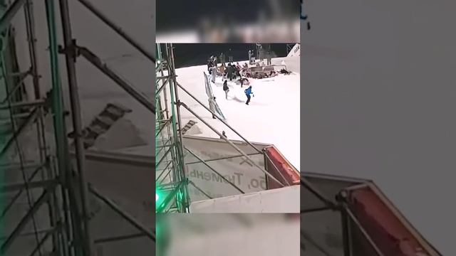 Полный людей трамплин рухнул во время соревнований в Тюмени