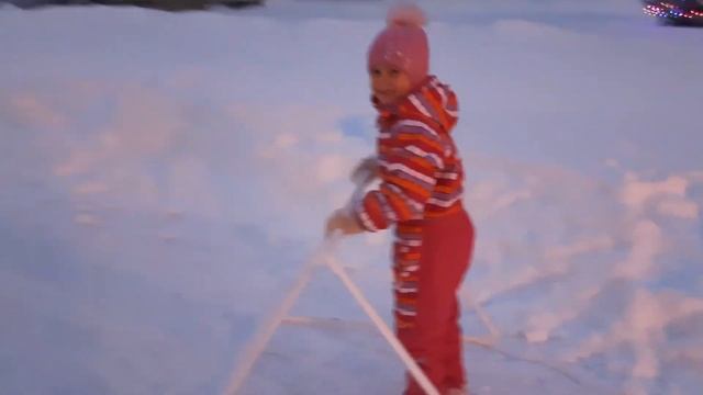 Ксюша и Настя на катке.Настя впервые стоит на коньках. смотреть онлайн