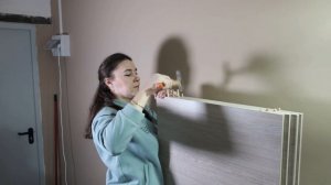 Ремонт в кладовке, сборка стеллажей, декор стены