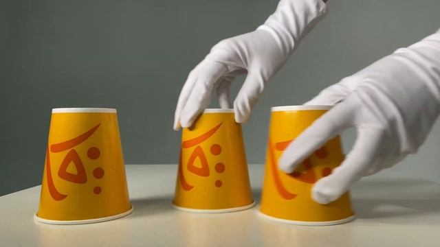 Угадай в каком стаканчике. Угадай где шарик в стакане на деньги. Много стаканов с водой. Угадай под каким стаканчиком шарик. Игра три стакана.