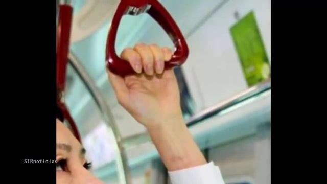 Esta chica cedió su asiento a un anciano, minutos después ella hizo algo que nadie se esperaba. смотреть онлайн