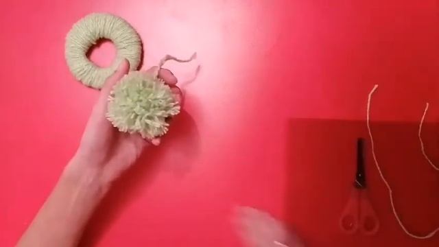 Лягушка из ниток.Игрушки из помпонов. Поделки своими руками из ниток (пряжи).
