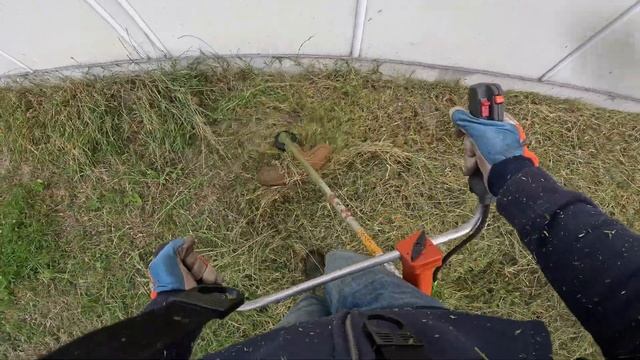 Husqvarna 535RX durability test in very tall and thick grass POV. смотреть онлайн