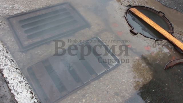 Потоп на проезжей части в центре Саратова смотреть онлайн