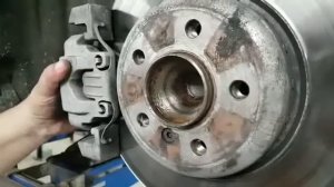 BMW F10 noise, humming of the front wheel hub bearing / Шум переднего ступичного подшипника