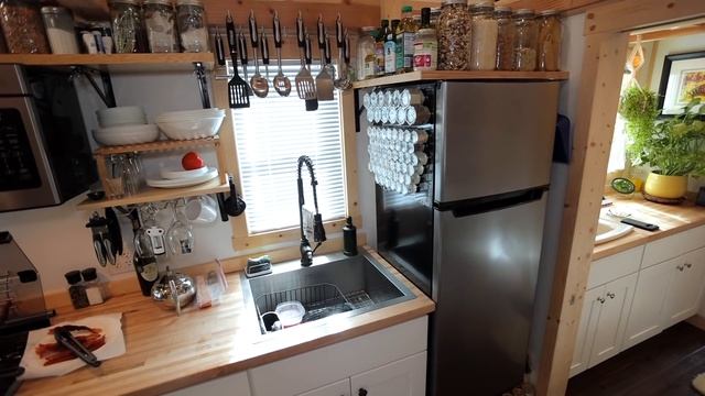 He's lived n 2 Tiny Homes since 2013! DIY $13k Tiny House & $94k Model смотреть онлайн