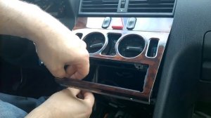 Mercedes C-Class W202. Демонтаж средней консоли с заменой лампочек подсветки печки. Часть 1.