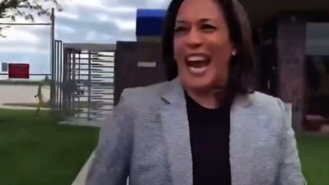 stan twitter // kamala harris says “the wheels on the bus, go round and round”￼ then laughs