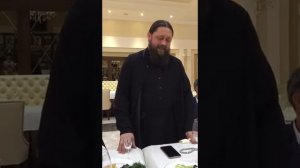 Красиво поет батюшка.