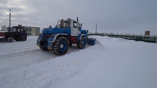 Снова вызвали на работу.  Чистим снег.  МТЗ-82 и Т-150.