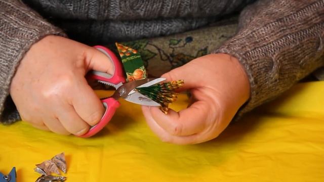 Снежинки из фантиков для конфет мастер класс смотреть онлайн