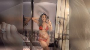 Виктория Дайнеко покрасовалась пышными формами