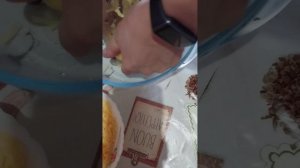 пирог из слоеного теста. с колбасой и сыром.