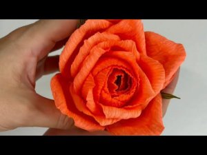 Роза из конфет. Роза из гофрированной бумаги. DIY. Букет из конфет своими руками.