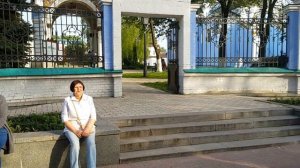 Пианист играет на разбитом фортепиано в центре Киева The pianist plays on a broken piano