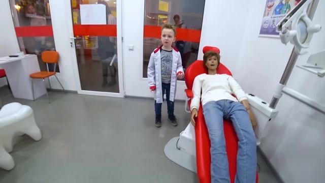 КАК правильно ЧИСТИТЬ ЗУБЫ? ВЫБОР профессии детям ВЕСЕЛЫЙ папа и сын в городе профессий Изнанка ВЛО смотреть онлайн