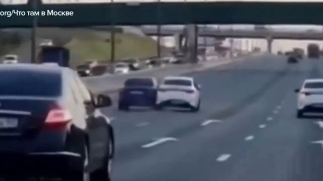 РАЗБОРКИ!!!на МКАДе бились на машинах,не жалея себя и других. смотреть онлайн