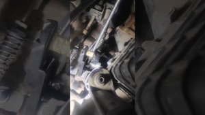 Шкода октавия 1.6 не возвращается ручка КПП в центральное положение.