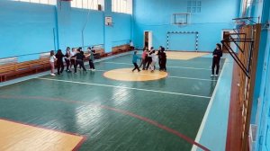 Урок физической культуры. Подвижная игра «Дружная семейка». Класс 4В
