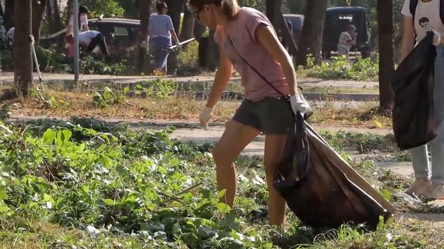 Большая уборка в Промышленном районе на улице Маршала Соколовского