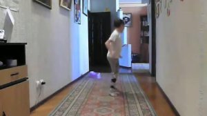 Брат учит сестру приставным шагам!