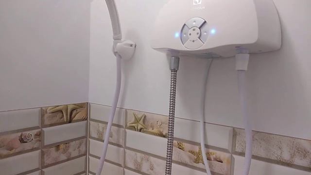 Водонагреватель проточный электролюкс, ставим на 2 недели в душ, пока нет горячей воды