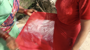 Индианка Сара учит одевать сари. Пляж Варка. Южный Гоа. Индия. Март 2017.