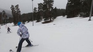 Ура! Мы в Архызе. Дети учатся кататься на лыжах.