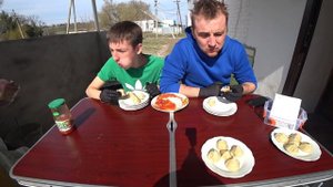 Кто больше и быстрее съест 10 тарелок! Заруба по поеданию 50 хинкали [Хинкали Battle Challenge]