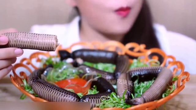 КИТАЙСКАЯ ЕДА.Люди едят на камеру с большим удовольствием... смотреть онлайн