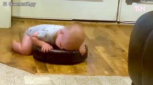 Малыш и робот пылесос